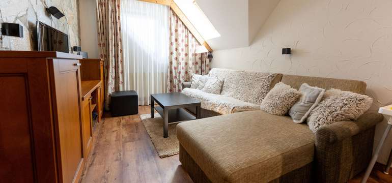 Obývacia izba apartmánu s balkónom