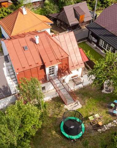 Príjemný vonkajší priestor s ohniskom a výhľadom na okolité kopce