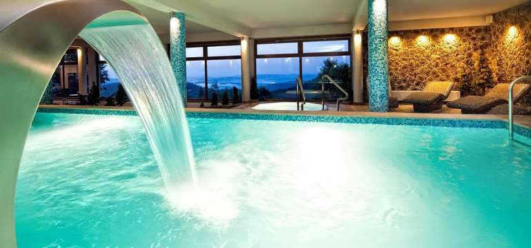 SPA zóna ponúka plavecký bazén, detský bazén, fínsku saunu, infrasaunu, parný kúpeľ a dve jacuzzi