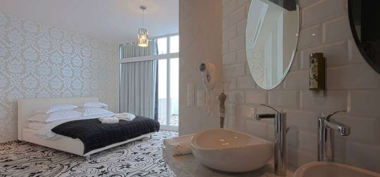 Biely apartmán v hoteli Lenart**** si obľúbili aj mladomanželia