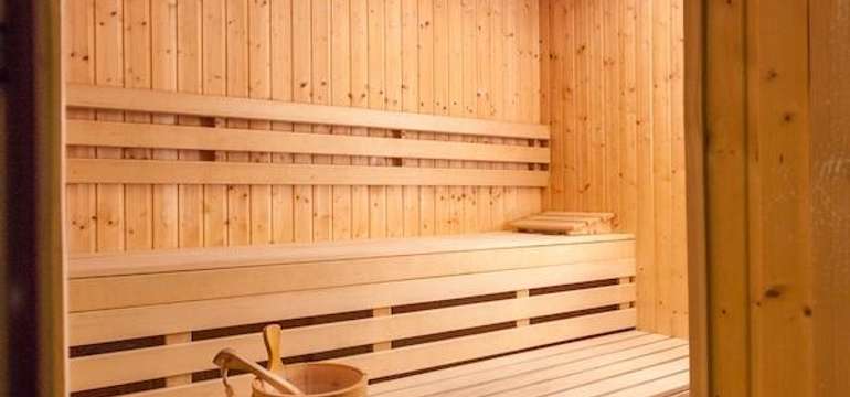 Vo wellness centre hotela na vás okrem bazéna čaká suchá a parná sauna aj vírivka