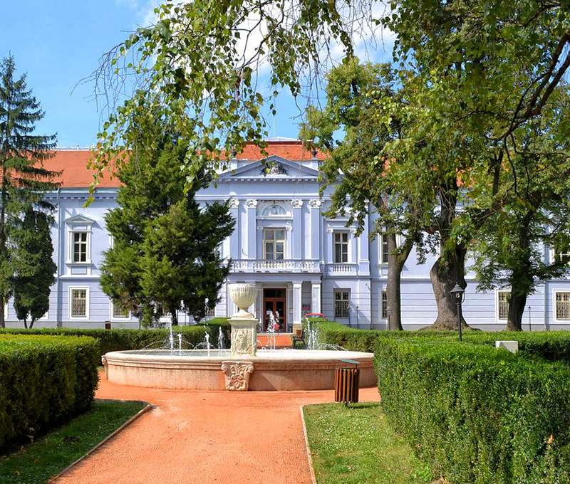 Barokovo-klasicistický kaštieľ Mojmírovce z 18. storočia obklopený anglickým parkom