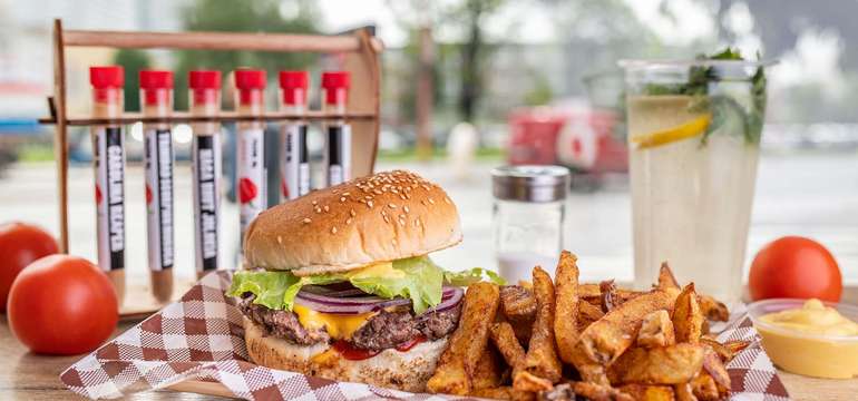 Burger s hranolkami, dresingom a limonádou v Burger Bare