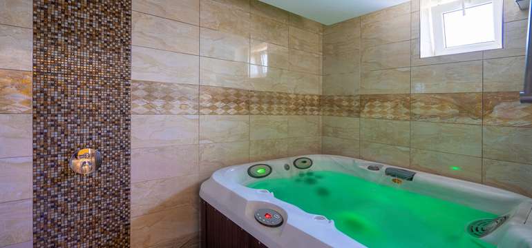 Privátne butikové wellness: fínska sauna, jacuzzi, wellnes sprchy, relax miestnosť s občerstvením