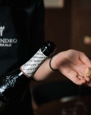 Fľaša vína podľa výberu a "Vínimka" tasting