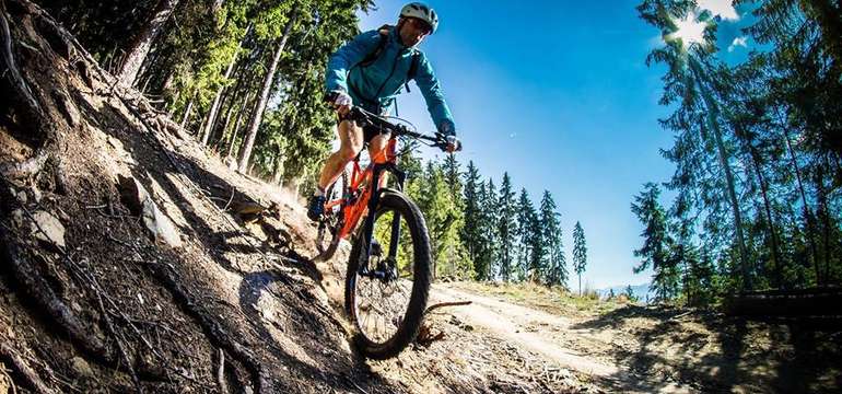 Rodič vie na e-bicykli odviesť dieťa do veku 6 rokov - k dispozícii sedačky