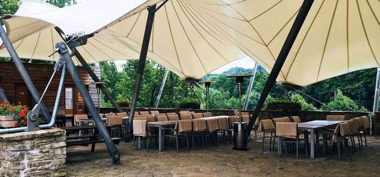 Priestranná terasa ponúka príjemné posedenie v tieni