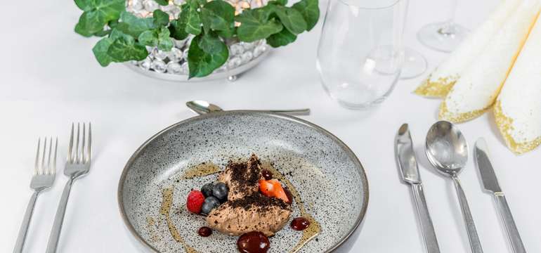 Čokoládový mousse s čerstvým ovocím a čokoládovou hlinou