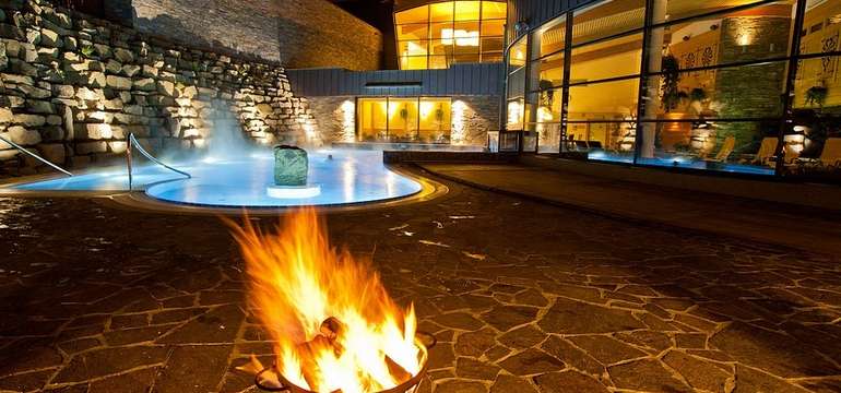Známy aquapark Terma Bania leží len 7 km od horského hotela Rysy