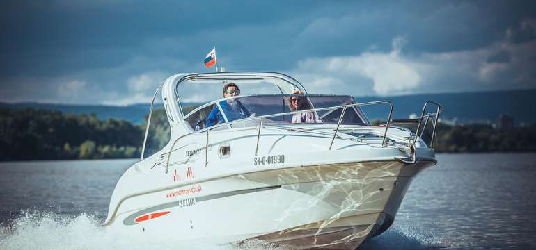 Štýlová plavba motorovým člnom po Dunaji 