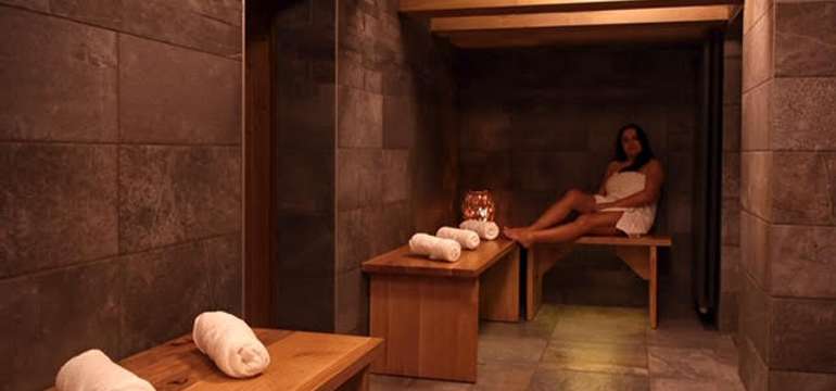 Relax centrum hotela Alpenhof ponúka svojim návštevníkom bazén, fínsku suchú saunu či infra saunu