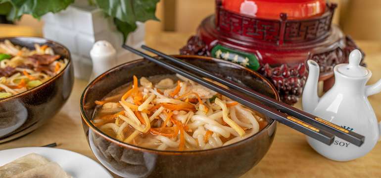 Udon ramen s grilovaným kuracím mäsom a zeleninou