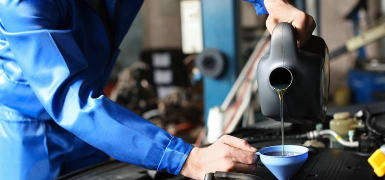 Výmena oleja a olejového filtra s materiálom a servisná prehliadka