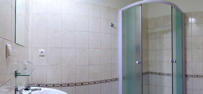 Všetky izby hotela Skalka*** v Rajeckých Tepliciach majú kúpeľňu s WC a sprchou alebo vaňou