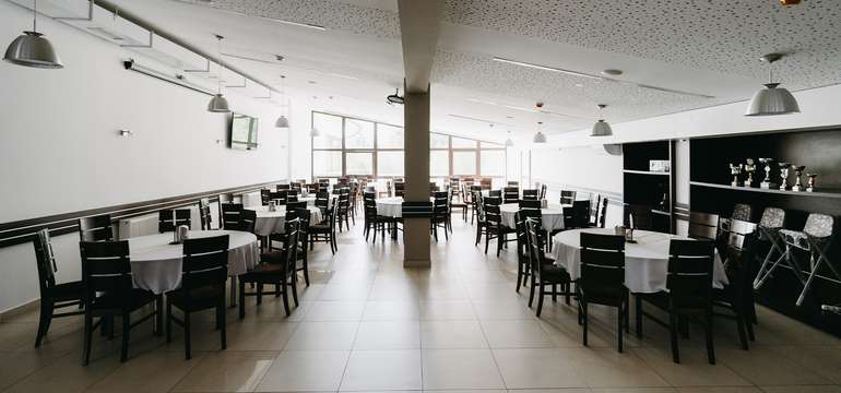 V areálu vás rádi pohostí na čtyřech místech: v restauraci, kavárně, sportovním pubu a horské chatě