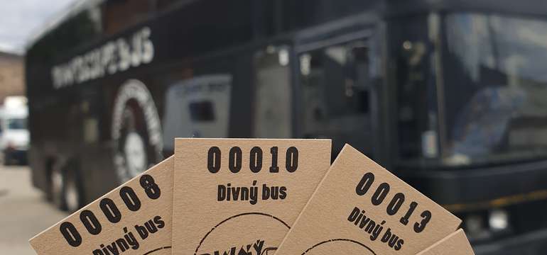 Hra sa odohráva v reálnom autobuse so všetkým, čo k nemu patrí