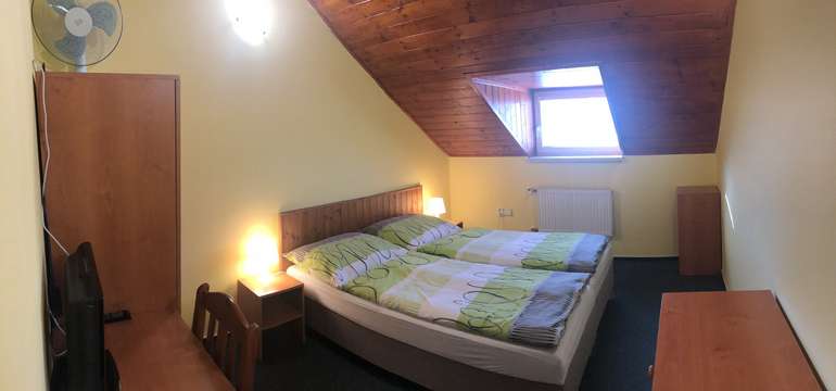 Ubytovanie je zabezpečené v apartmánoch a dvoj- až štvorlôžkových izbách