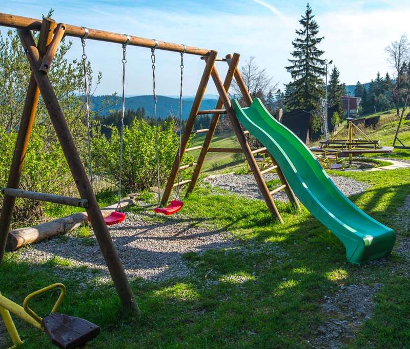 Pre deti je pripravené detské ihrisko a trampolína (podľa sezóny)