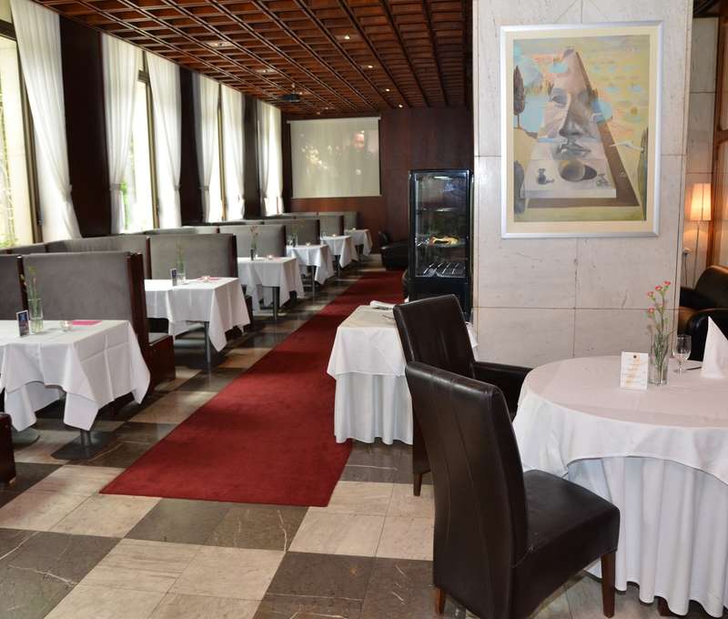Interiér café vytvára príjemnú atmosféru na relax pri káve, štrúdle a pagáčoch vlastnej výroby