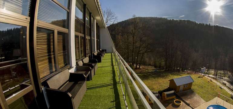 Hotel Kolejarz*** sa nachádza v blízkosti lesa a horskej rieky v pokojnom prostredí