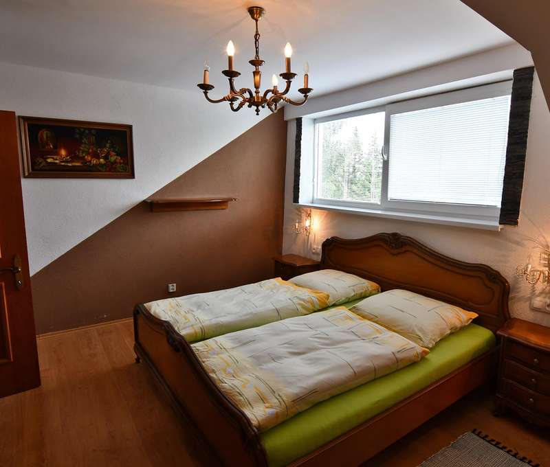 Ubytovanie vo veľkom hornom apartmáne s 3 spálňami (6+1)