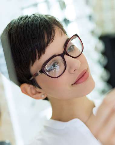 Očná optika Profesionál vám ponúka dioptrické okuliare svetoznámych značiek s rámom, sklami a prácou