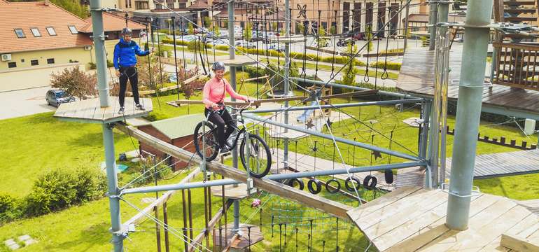 Lanový park Kristály Torony stojí hneď vedľa rezortu