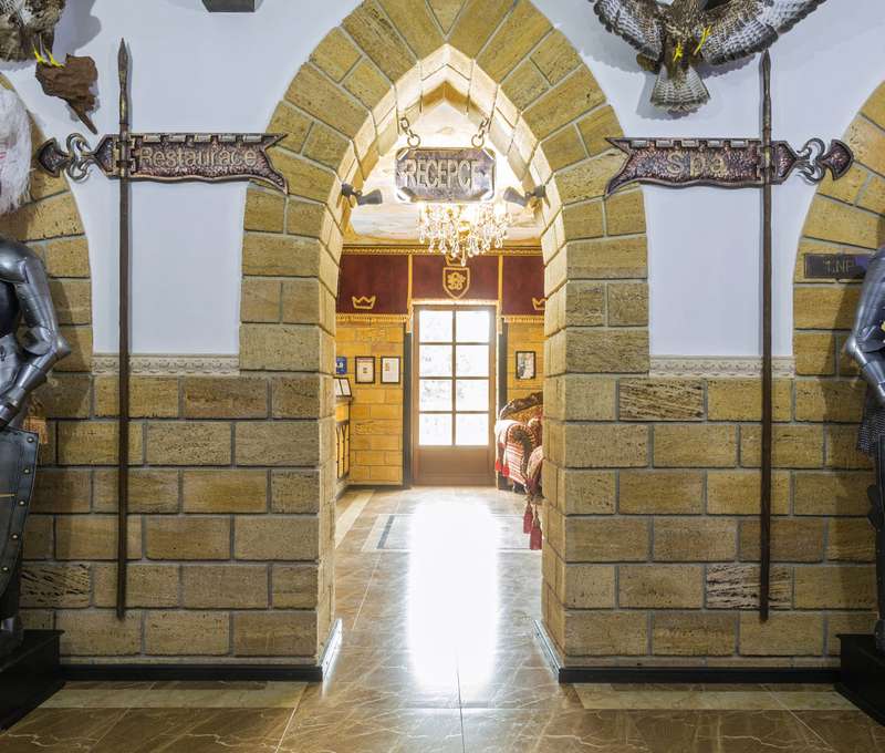 Vstupní branou na recepci projdete kolem stráže