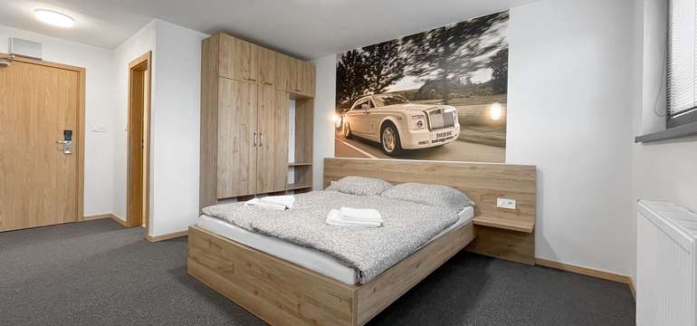 Pobyt v Double Red Cars Hotel***