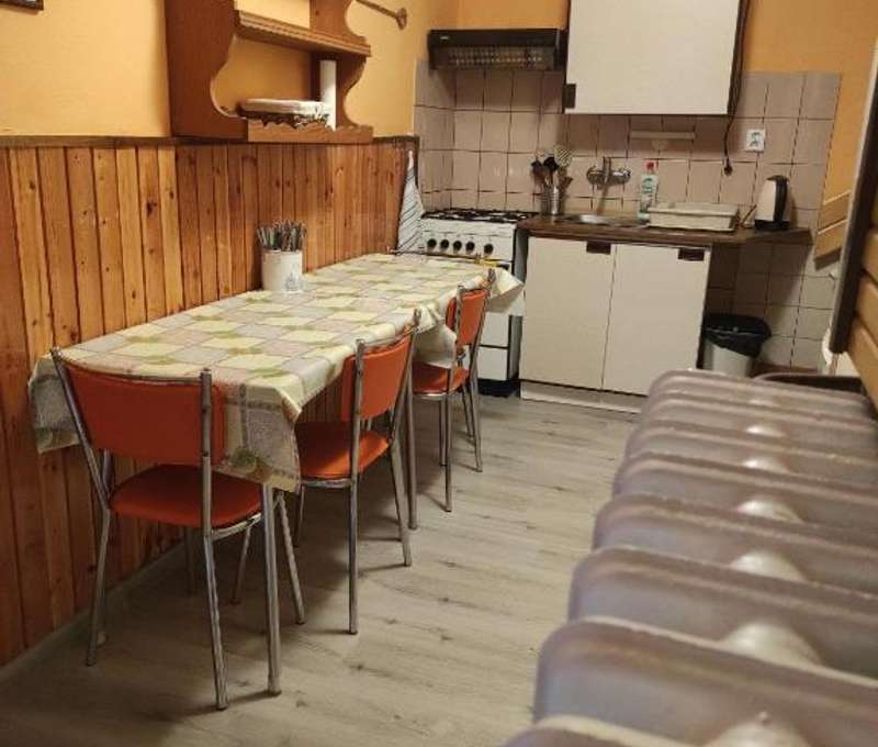 V penzióne Skitour sú izby s vlastnou kúpeľňou, spoločenská miestnosť a kuchynky