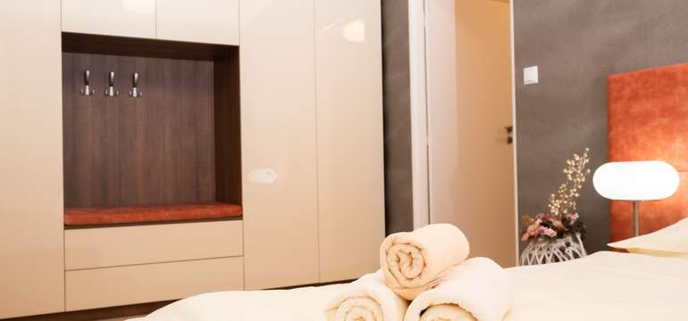 Apartmán s obývačkou, spálňou a predsieňou s kuchynkou
