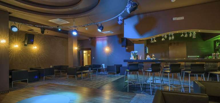 Hotelový disco bar s tanečným parketom