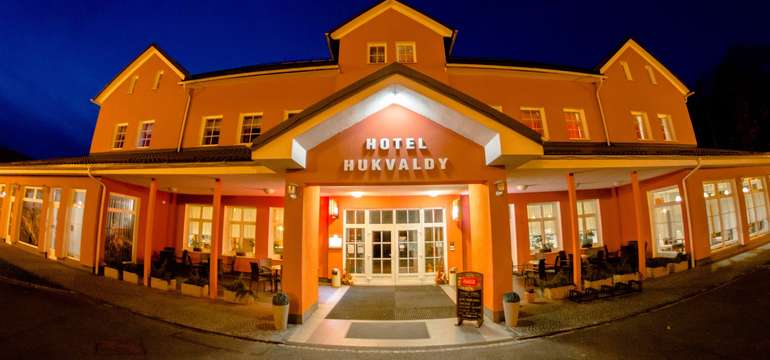 Hotel stojí v podhorí moravských Beskýd, uprostred historickej obce Hukvaldy