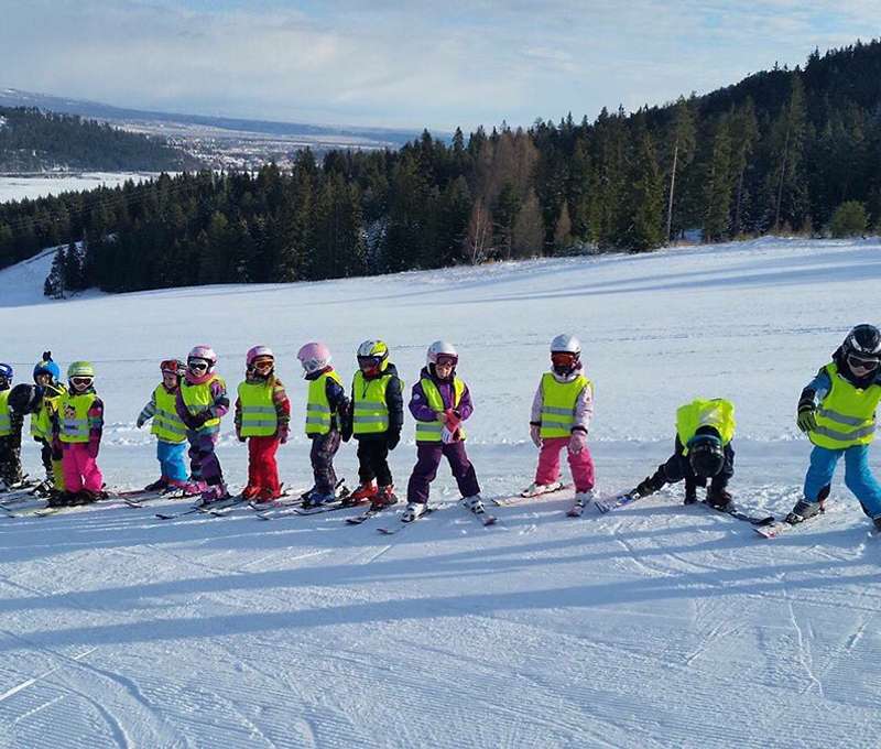 4 lyžiarske vleky, snowtubingová dráha, detský zimný kolotoč
