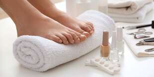 Mokrá pedikúra s lakovaním alebo pedikúra s relaxačnou masážou a zábalom