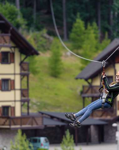 Tarzánia Hrabovo  - Zipline je 300 m dlhá lanovka ponad jazero z ktorej si užijete výhľady