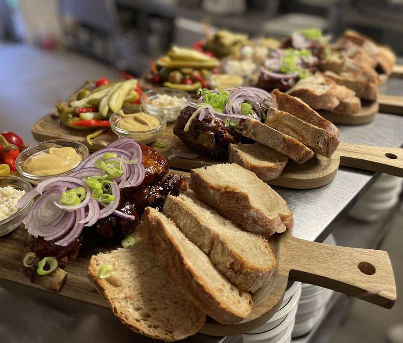 Grilované BBQ rebrá s kyslou oblohou