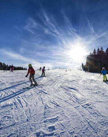 4 lyžiarske vleky, snowtubingová dráha, detský zimný kolotoč