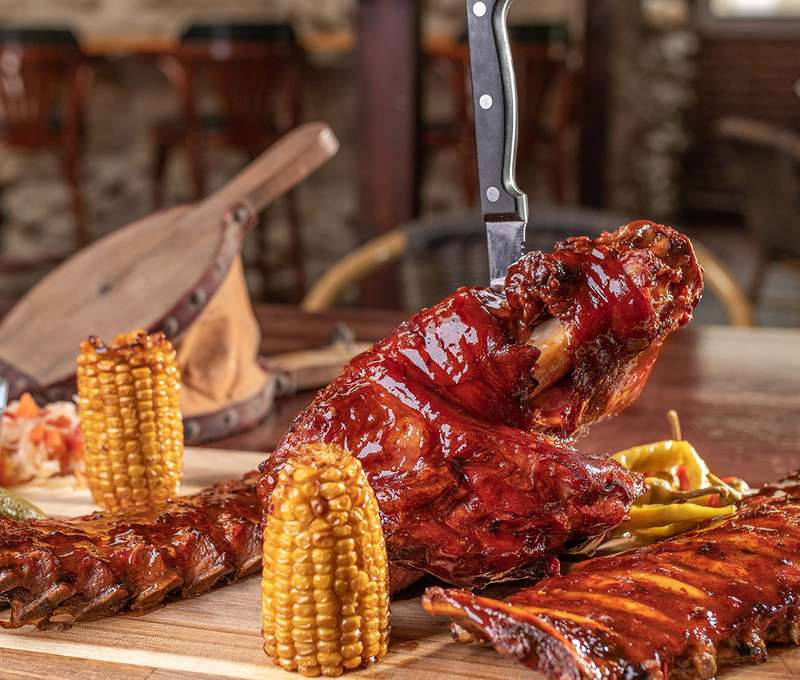 2000 g marinované grilované bravčové koleno + 750 g grilované bravčové rebierka