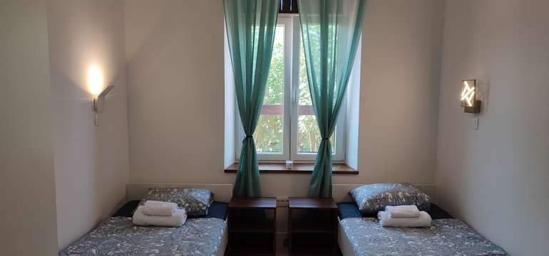Ubytovanie je možné v 2-lôžkových, 3-lôžkových a 4-lôžkových izbách 