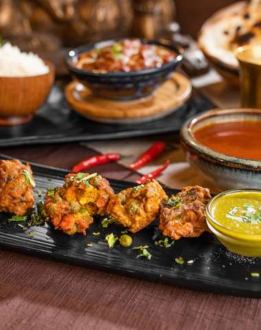 Chicken pakora a Vegetarian pakora v reštaurácii Masala Darbar