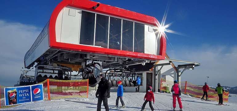 V stredisku Rusink-Ski premávajú 6- a 4-sedačková lanovka, dva vleky aj detský pás