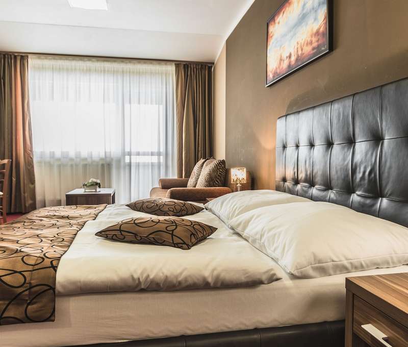 K štandardu všetkých izieb patrí sprchový kút, televízor, trezor, minibar a WiFi