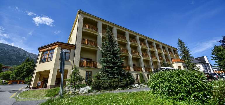 Hotel Smokovec*** leží v centre mesta, pri lanovke na Hrebienok a zastávke TEŽ
