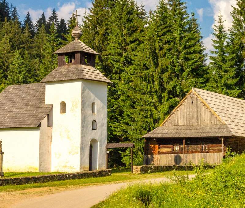 Zo sakrálnych stavieb sa tu nachádza murovaná kaplnka z prvej štvrtiny 19. storočia