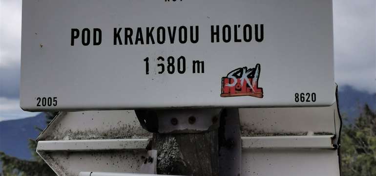 Z penziónu je to 11 km k Demänovskej jaskyni slobody, odkiaľ vedie turistická trasa na Krakovu hoľu