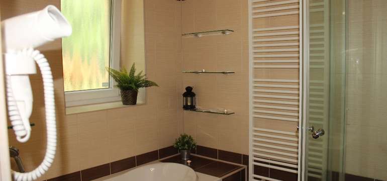 Ve všech apartmánech je koupelna s WC, TV a minibar
