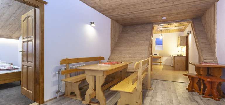 Spol. miestnosť s posedení, TV-SAT, WiFi internet, bar s výčapom a kuchyňou.
