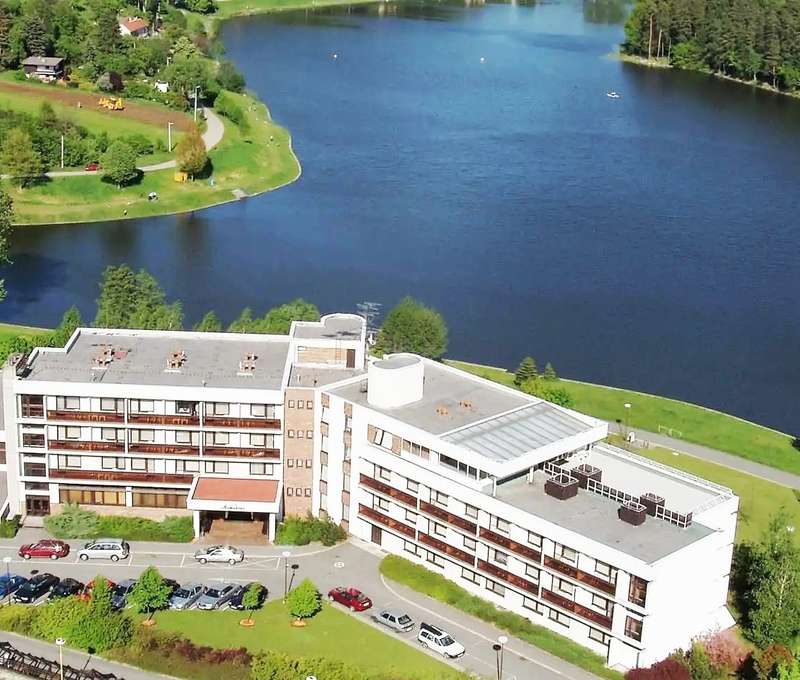 Hotel Adamantino*** sa nachádza priamo na brehu Luhačovickej priehrady uprostred Bielych Karpát