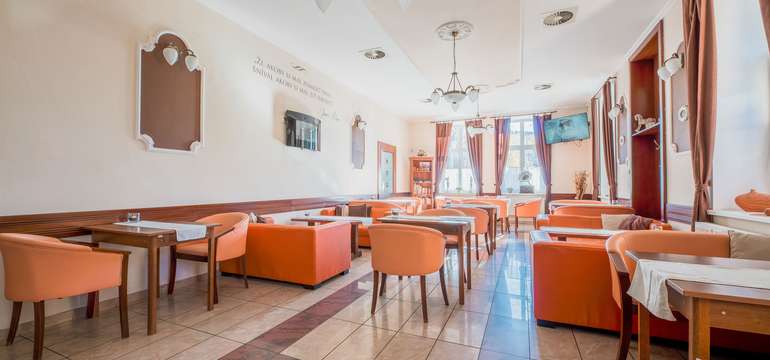  Hotel disponuje kaviarňou, ktorá hosťom ponúka posedenie v príjemnom prostredí a podávanie raňajok